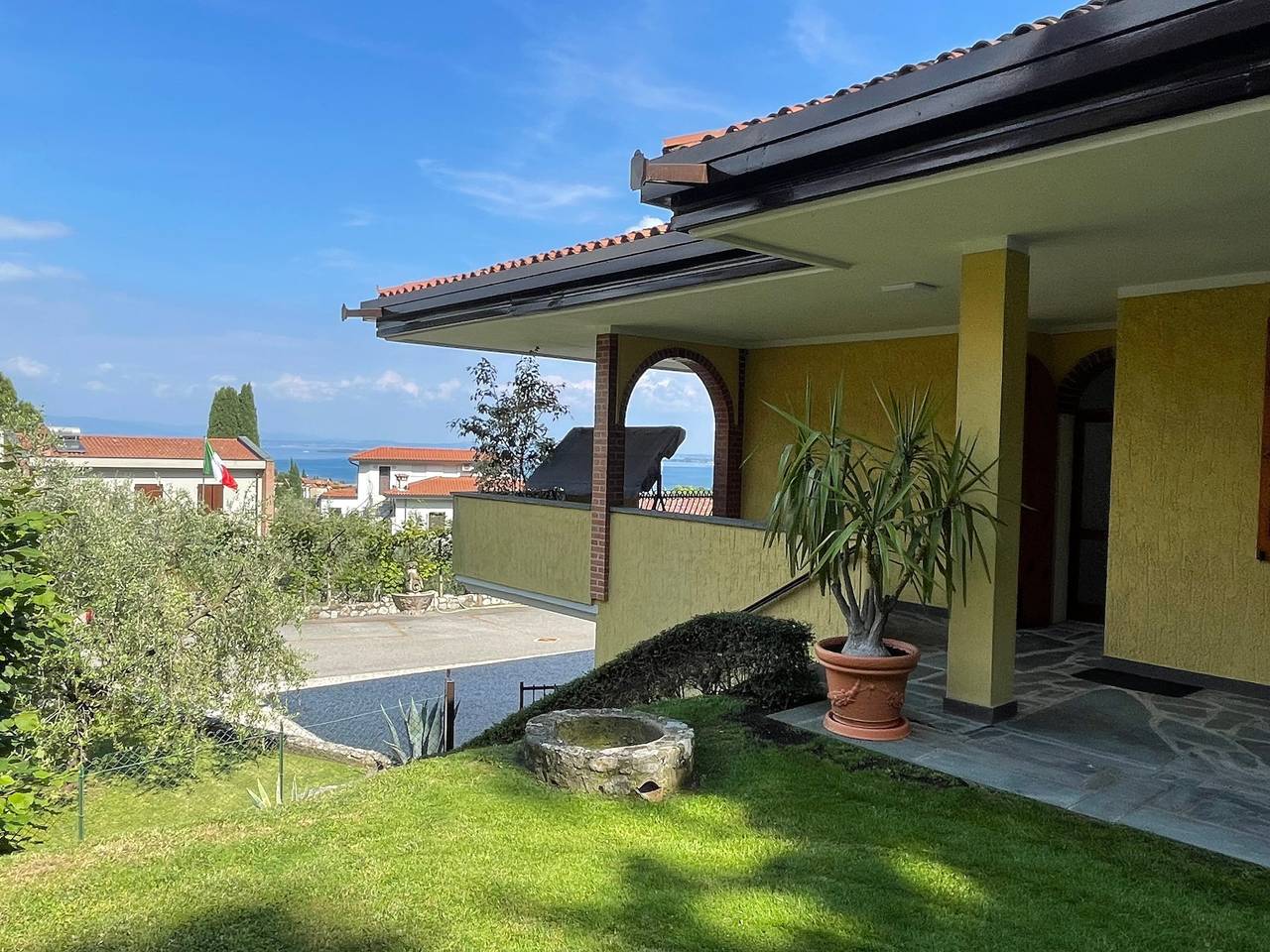 Ganze Wohnung, Ferienwohnung 'Casa Emiliano' mit Seeblick, Wlan und Klimaanlage in Padenghe sul Garda, Gardasee-Berge