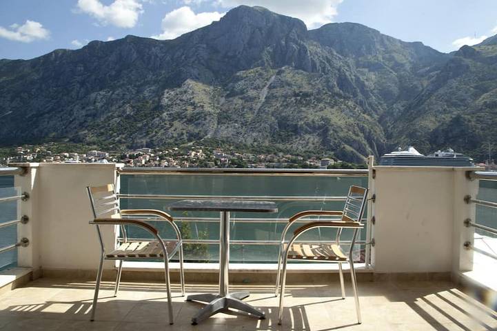 Vacation rental for 4 people, with pool and yard, with pets in Montenegro