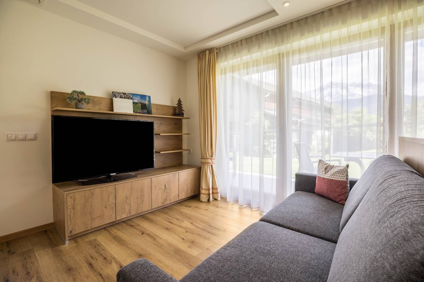 Appartamento intero, Confortevole appartamento "Chalet Morin" con vista sulle montagne, Wi-Fi e giardino in San Martino in Badia, Dolomiti Superski