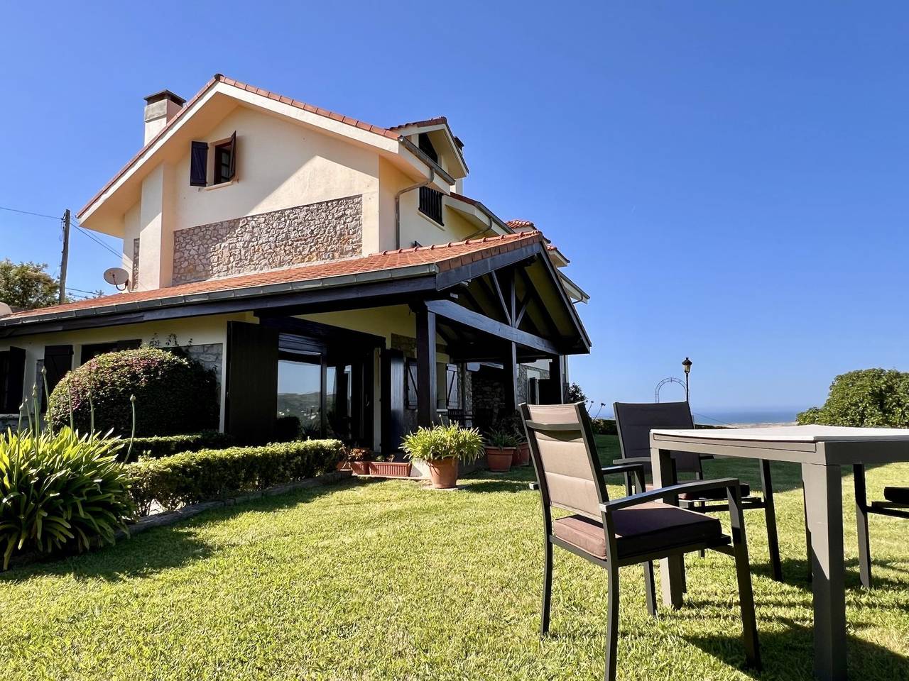 Entire holiday apartment, Mogro Cueto Hills in Miengo, Cantabrian Coast