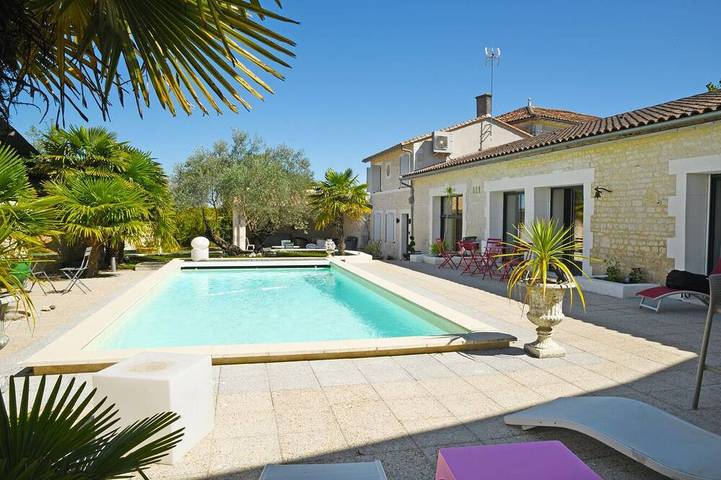Location de vacances pour 10 personnes, avec jacuzzi dans Sigogne