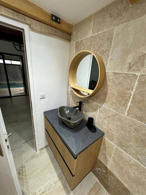 Émotion spa84 Appart piscine intérieur et jacuzzi in Mondragon, Vaucluse