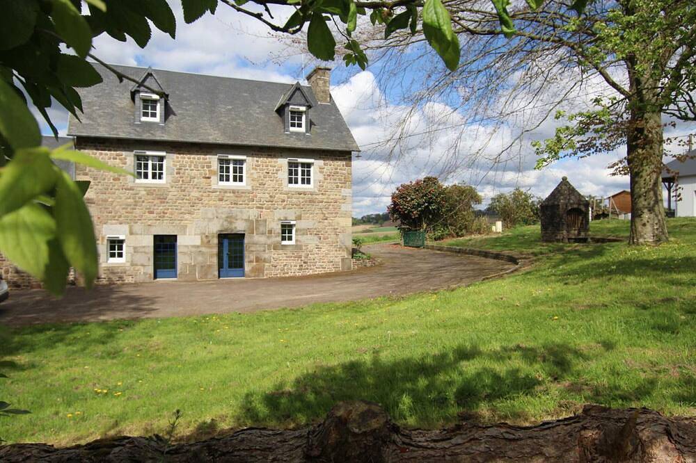 Authentic 3-Bedroom House with Garden near Mont-Saint-Michel in Saint-Laurent-de-Terregatte, Avranches region
