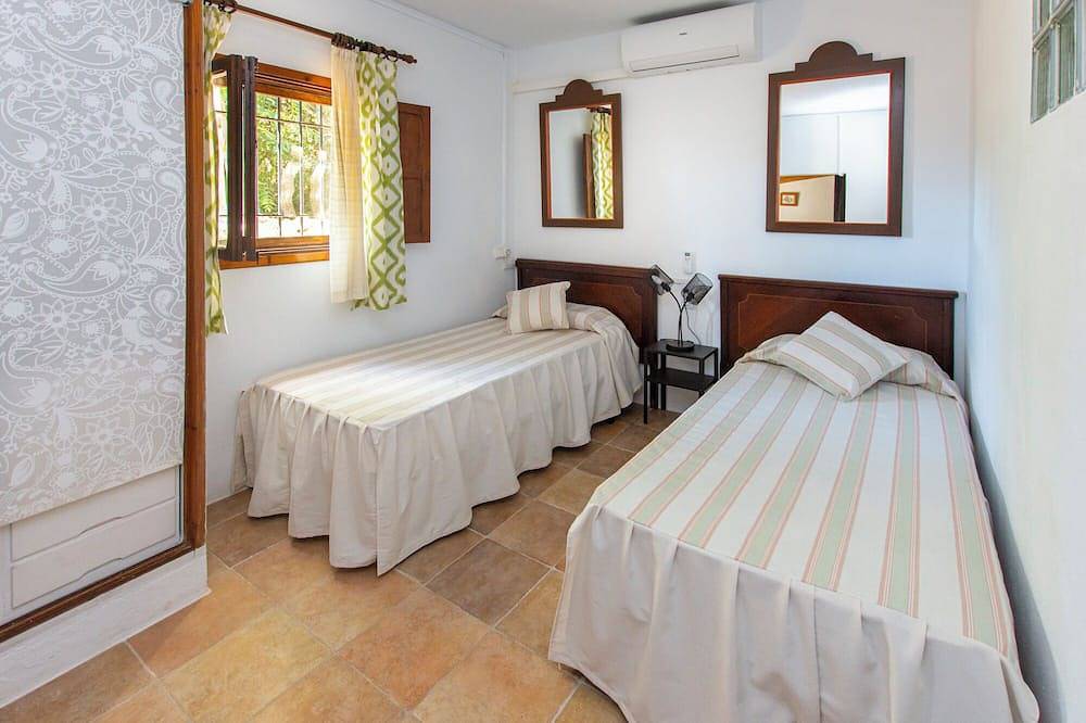Vacation Home 'Sa Caseta de Santa Maria' with Private Pool and Wi-Fi in Santa Maria del Cami, Majorca Center