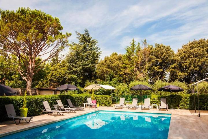 Hôtel pour 3 personnes, avec Terrasse et Jardin ainsi que Bassin pour enfant et Piscine à Les Angles (Gard)