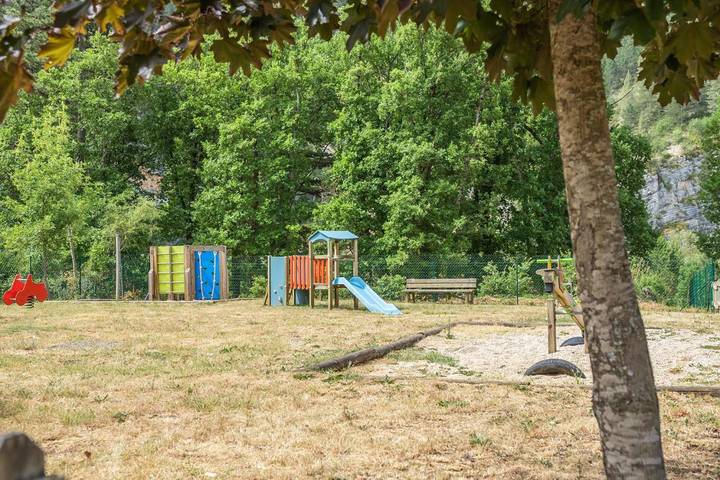 Location de vacances pour 4 personnes, avec jardin ainsi que terrasse et piscine à Quézac - 3