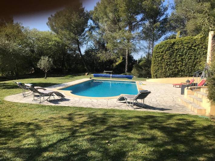 Location de vacances pour 6 personnes, avec vue ainsi que piscine et balcon à Meyrargues - 2