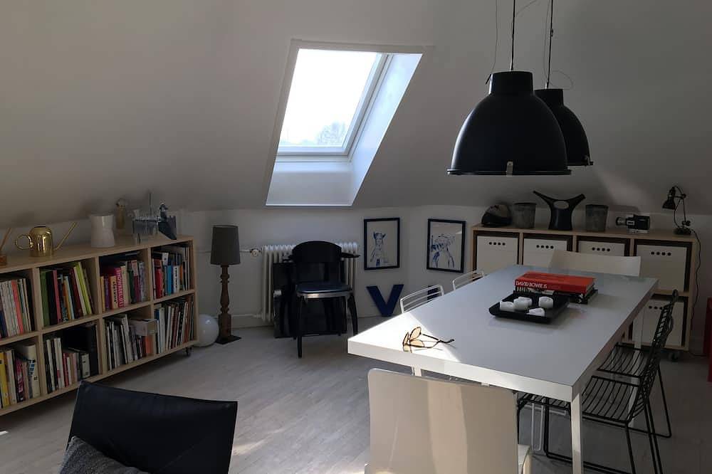 Entire apartment, Chr. Harbor - right on the canal, 2 bedroom apartment perfect for a couple in Copenhagen City, Copenhagen
