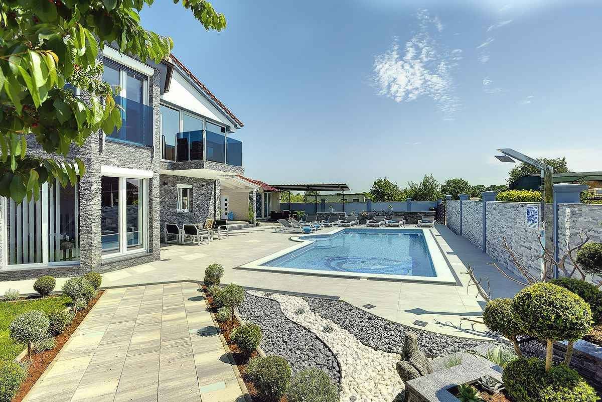 Villa mit Pool, gemütlichen Terrassen und Grill in Fazana, Südküste Istrien