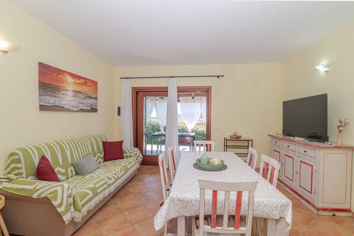 Villa « Luna » avec piscine partagée, vue montagne, Wi-Fi et climatisation in Straulas, San Teodoro