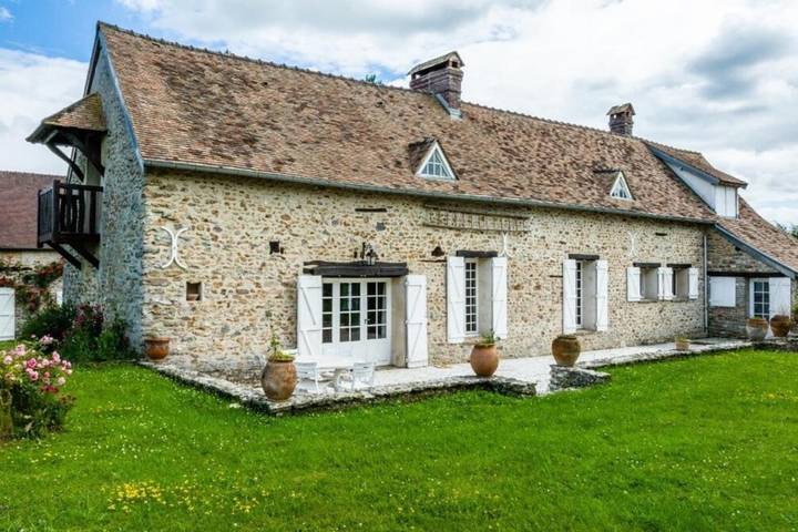 Gîte pour 13 personnes, avec jardin et balcon à Houlbec-Cocherel