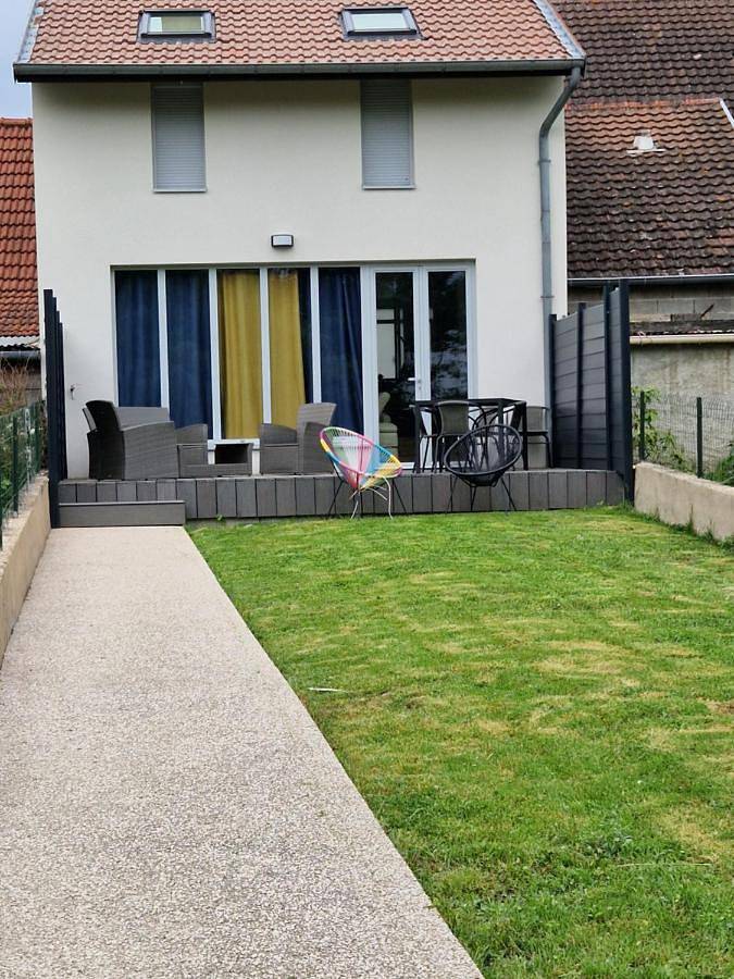 Gîte pour 6 personnes, avec terrasse ainsi que vue et jardin à Choisey