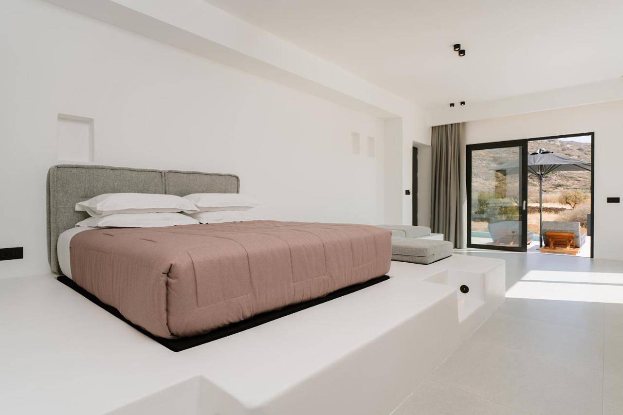 Suite with Private Pool in Mylopotas, Íos