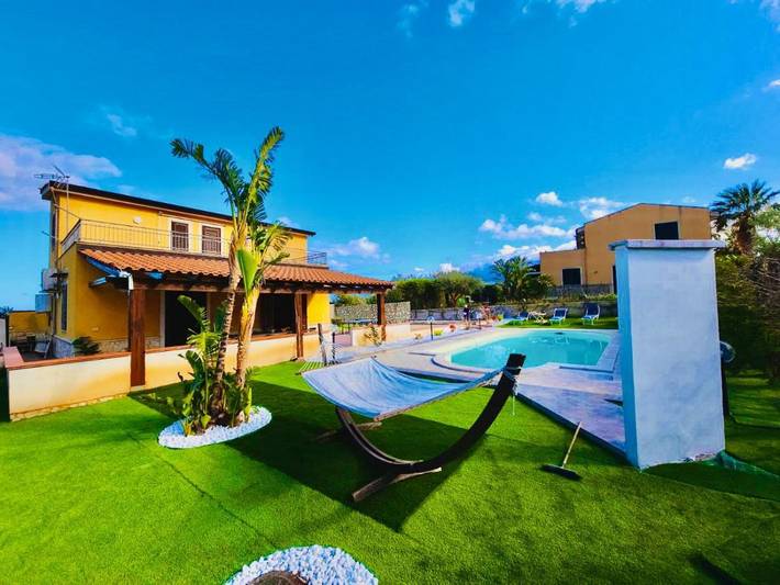 Ferienhaus für 8 Personen, mit Balkon und Terrasse sowie Garten und Pool