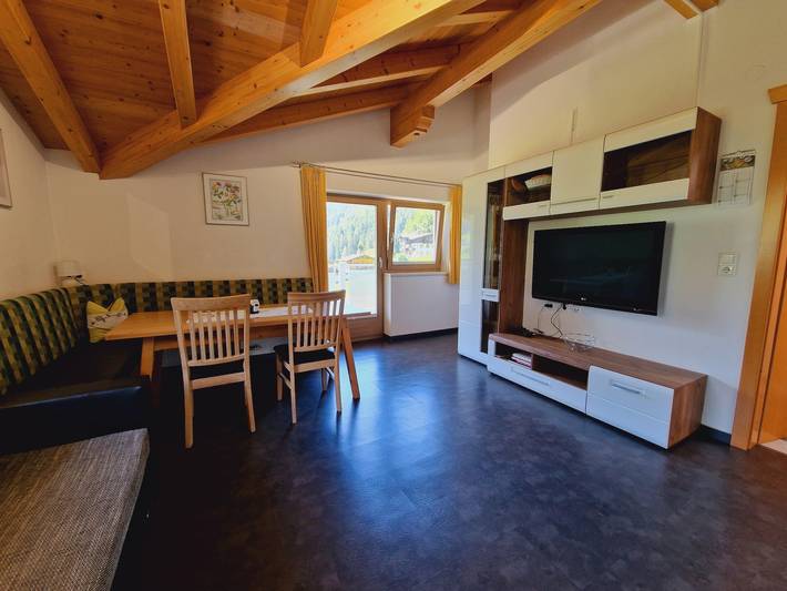 Ferienwohnung für 8 Personen, mit Garten und Seeblick sowie Ausblick und Sauna, kinderfreundlich im Stubaital - 4