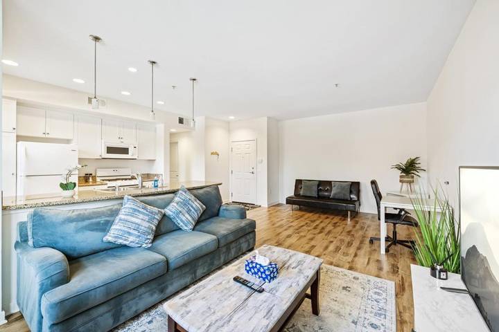 Appartement de vacances pour 4 personnes, avec balcon et piscine ainsi que jacuzzi et jardin