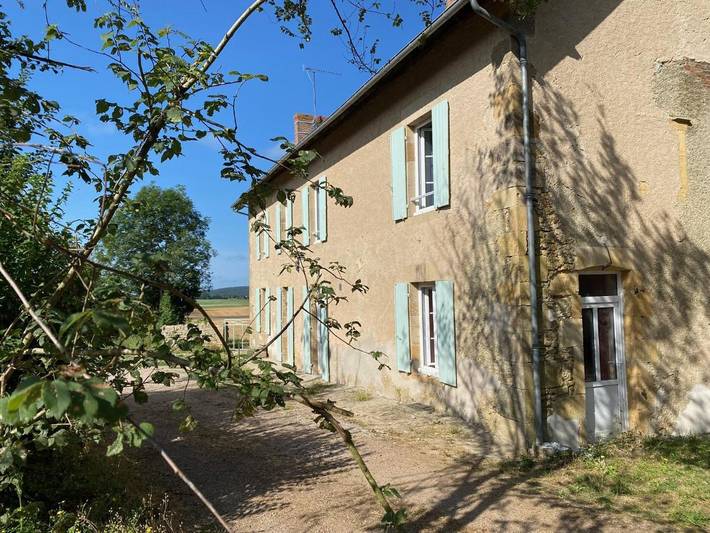 Location de vacances pour 12 personnes, avec jardin à Saint-Benin-d'Azy