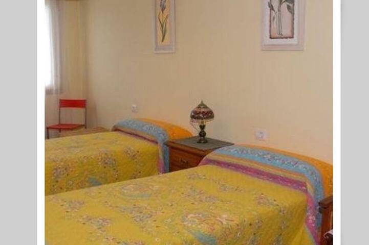 Ganze Wohnung, Apartment with 2 double bedrooms (4 persons), 1 bathroom at 400 meters from the beach in Praia Grande do Esteiro (Boiro), Boiro