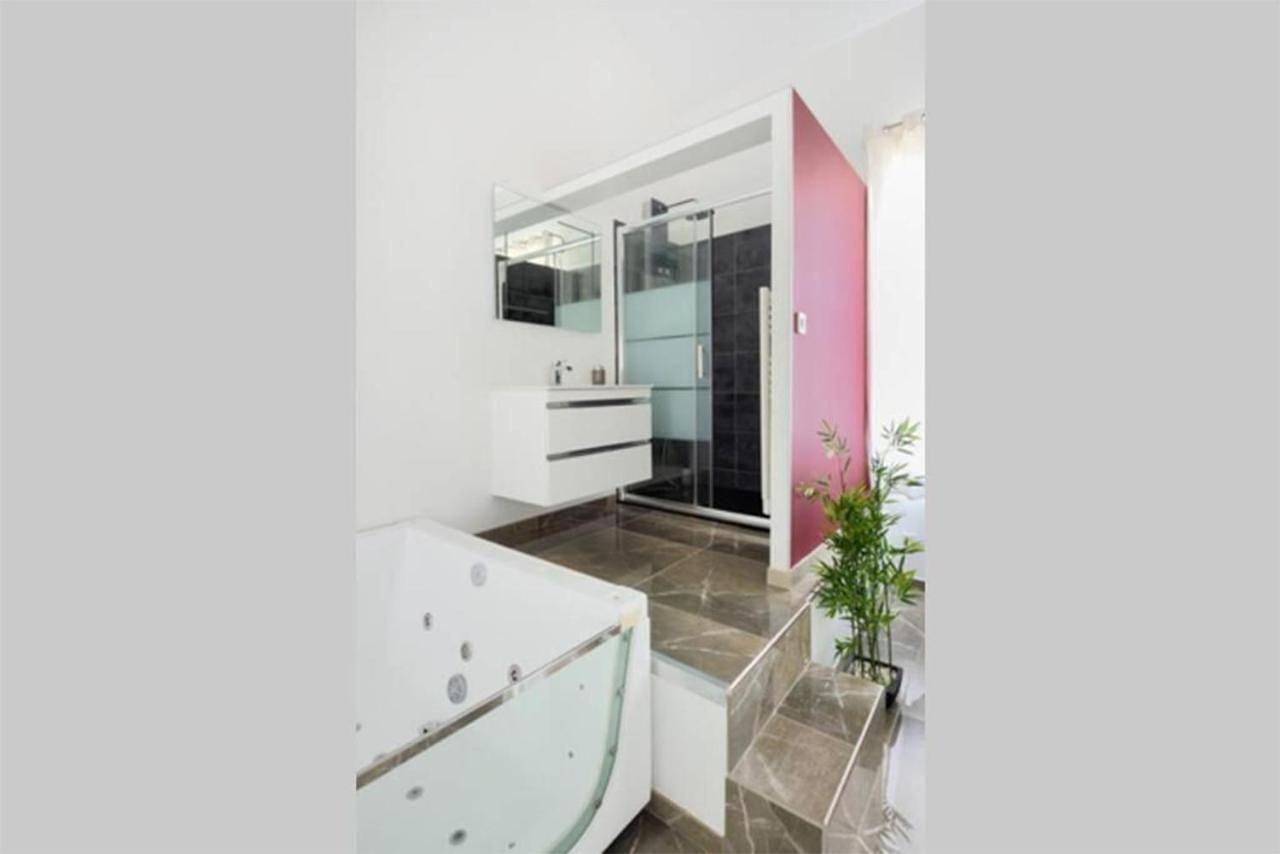 Appartement entier, La suite de Mont-Vert (Jacuzzi privatif) in Saint-Zacharie, Côte méditerranéenne (France)