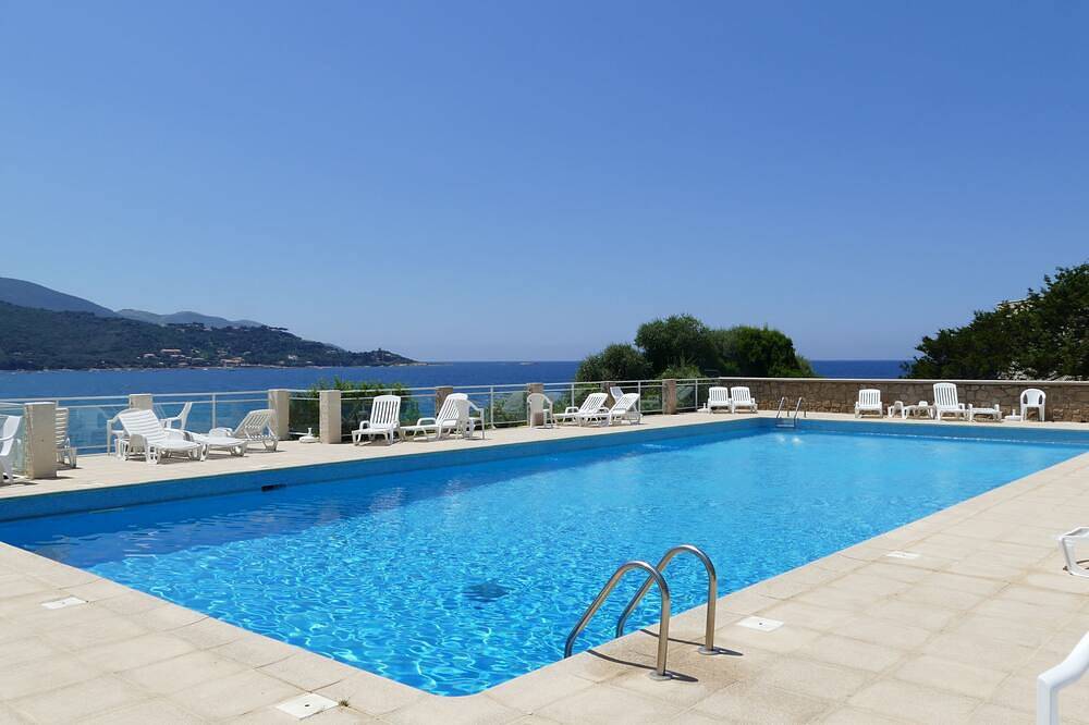 Ganze Wohnung, Wohnung in Ferienresidenz mit Pool und Strand in Tiuccia, Calcatoggio