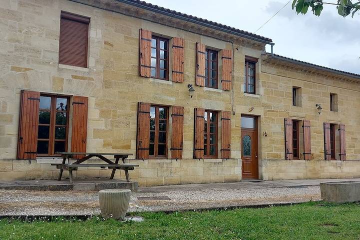 Location de vacances pour 7 personnes, avec jardin, animaux acceptés à Saint-Genès-de-Castillon
