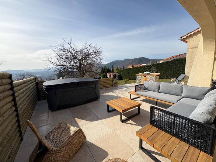 Gîte pour 5 personnes, avec Jacuzzi ainsi que Terrasse et Jardin dans Enval