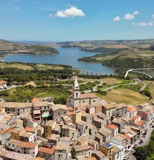 Location de vacances pour 2 personnes, avec vue ainsi que vue sur le lac et jardin à Guardialfiera