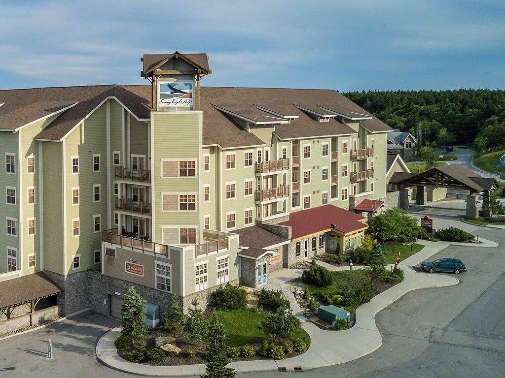 Ganze Wohnung, 2 Br: Hochfliegender Adler 110 in Snowshoe, Greenbrier River