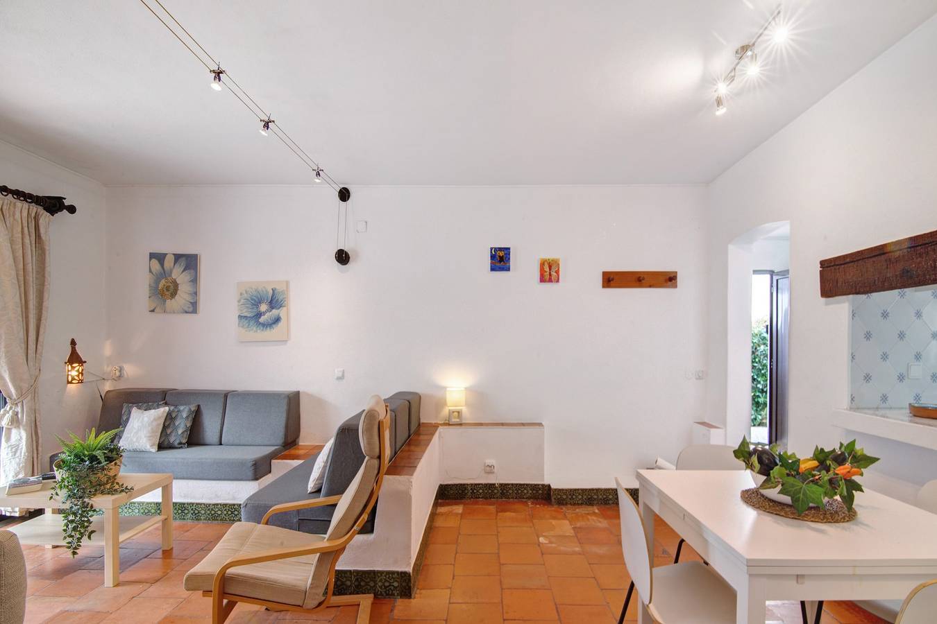 Apartamento inteiro, Apartamento 'Mar Azul 1' com Jardim Privado, Varanda e Wi-Fi in Praia da Oura, Albufeira