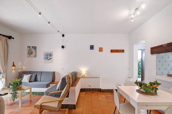 Apartamento inteiro, Apartamento 'Mar Azul 1' com Jardim Privado, Varanda e Wi-Fi in Praia da Oura, Albufeira e Olhos de Água