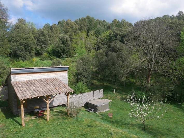 Gîte pour 3 personnes, avec jardin et terrasse ainsi que vue et sauna, animaux acceptés à Joannas