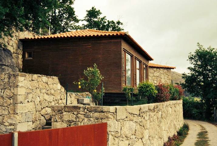 Location de vacances pour 6 personnes, avec jardin ainsi que piscine et vue dans Vilarinho (Valdosende)