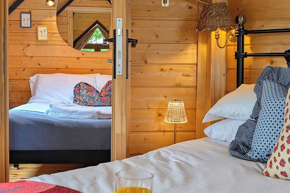 Hilly Hideaway — Unique Countryside Retreat with Hot Tub & firepit in Chorleywood, Hertfordshire