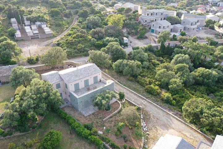 Location de vacances pour 12 personnes, avec vue ainsi que jardin et terrasse, animaux acceptés à Ersa - 4