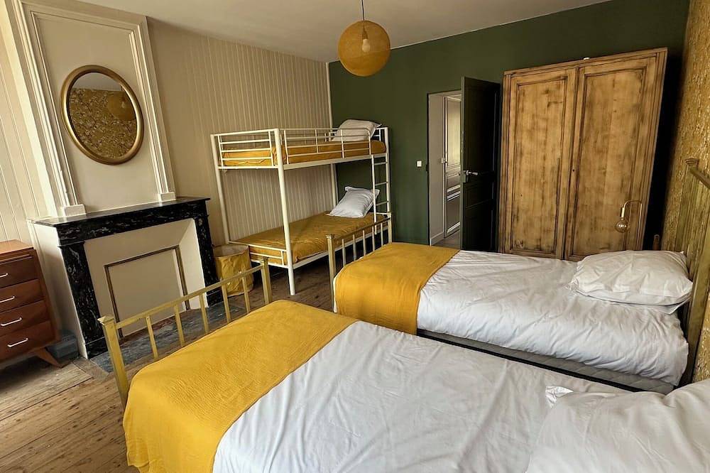 Family villa near the ocean, sleeps 10, pets welcome! in Marennes, Côte de Beauté