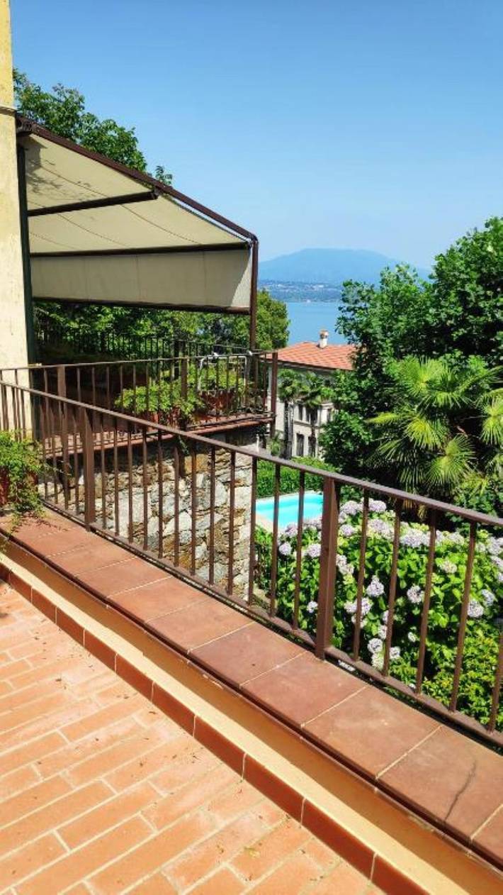 Ferienwohnung für 4 Personen, mit Terrasse und Pool sowie Seeblick