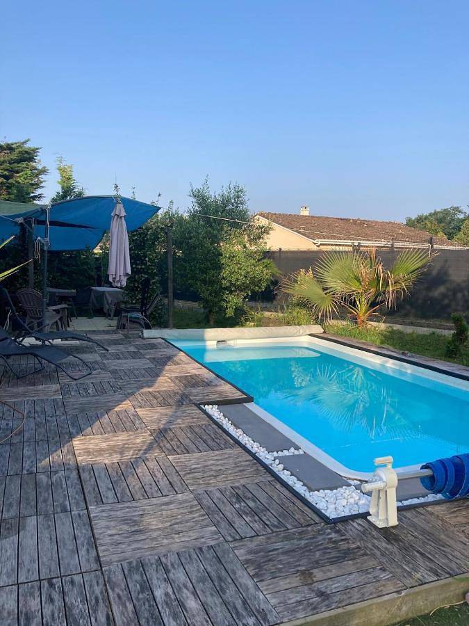 Location de vacances pour 6 personnes, avec Balcon et Terrasse ainsi que Jardin et Piscine à Artigues-près-Bordeaux
