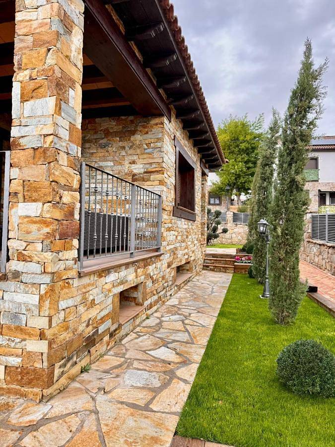 Chalet para 14 personas, con vistas además de piscina y jardín en Sierra Norte - 3