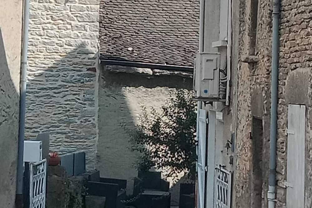 Townhouse with triplex courtyard, quiet location in Montalieu-Vercieu, La Tour-du-Pin und Umgebung