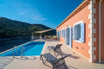 Cottage pour 4 personnes, avec terrasse ainsi que piscine et vue sur l’océan dans Άσος