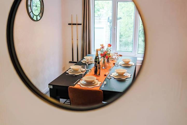 Holiday rental for 12 people, with garden in Huddersfield