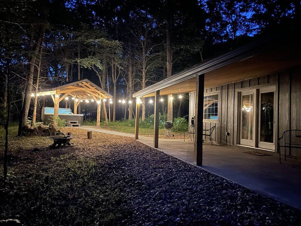 New cabin in the woods with private hot tub in Union County (IL)