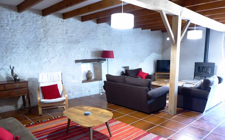 Grand gîte familial acceptant les animaux avec piscine privée au cœur de la campagne française in Brux, Vienne (France)