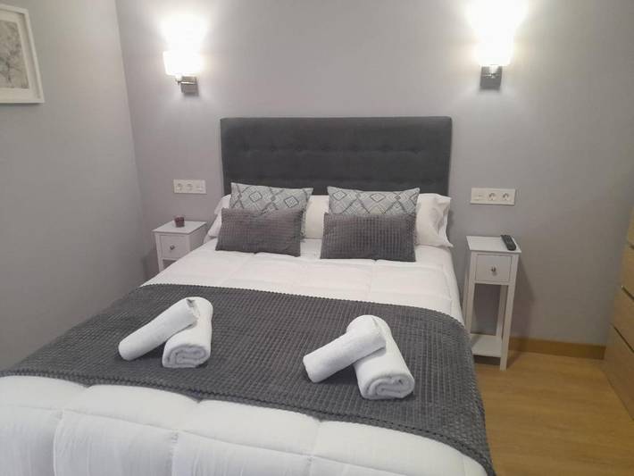 Gîte pour 5 personnes, avec terrasse dans Cardes