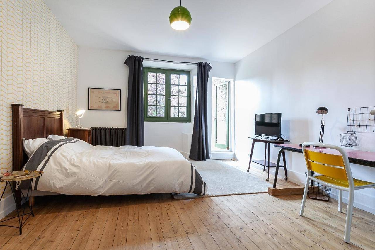 Double Room with Private Bathroom in Cluny, Région de Mâcon