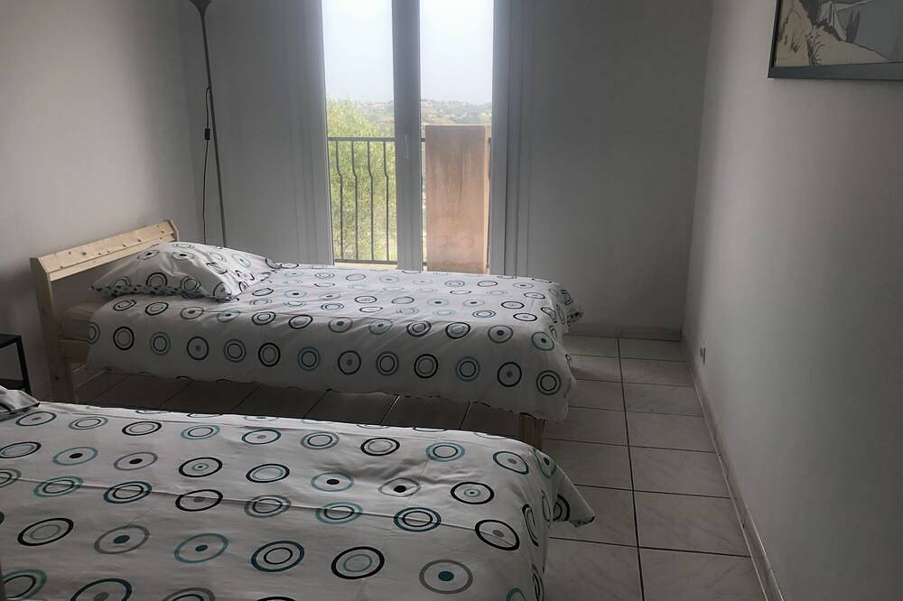 Au Centre de la Côte Dazur Villa Familiale Avec Piscine au Calme in Gattières, Cannes region