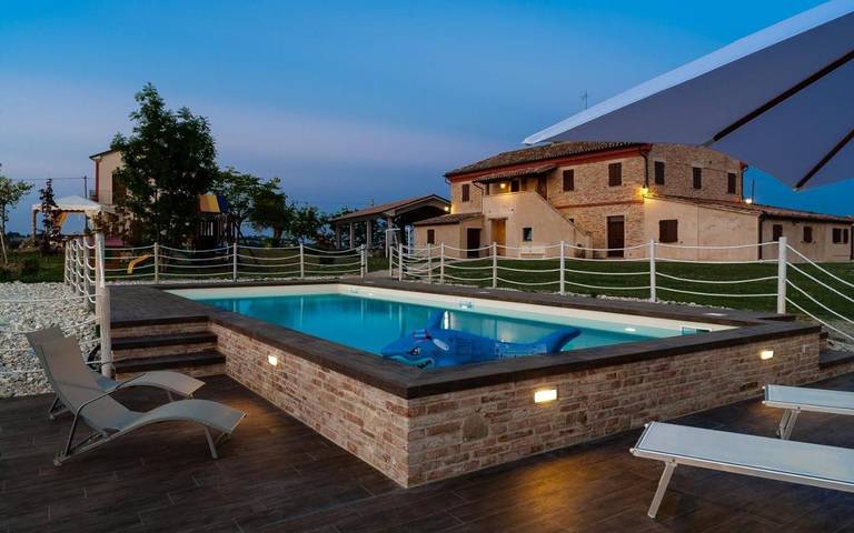 Agriturismo per 2 persone, con Giardino e Piscina a Arcevia