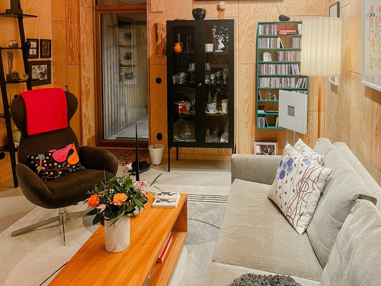 Modernes Holzhaus zwischen Apfelbäumen mit Meerblick in Kivik, Österlen
