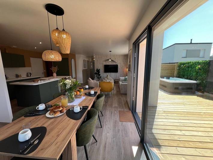 Location de vacances pour 11 personnes, avec Jacuzzi ainsi que Terrasse et Jardin à Trémuson
