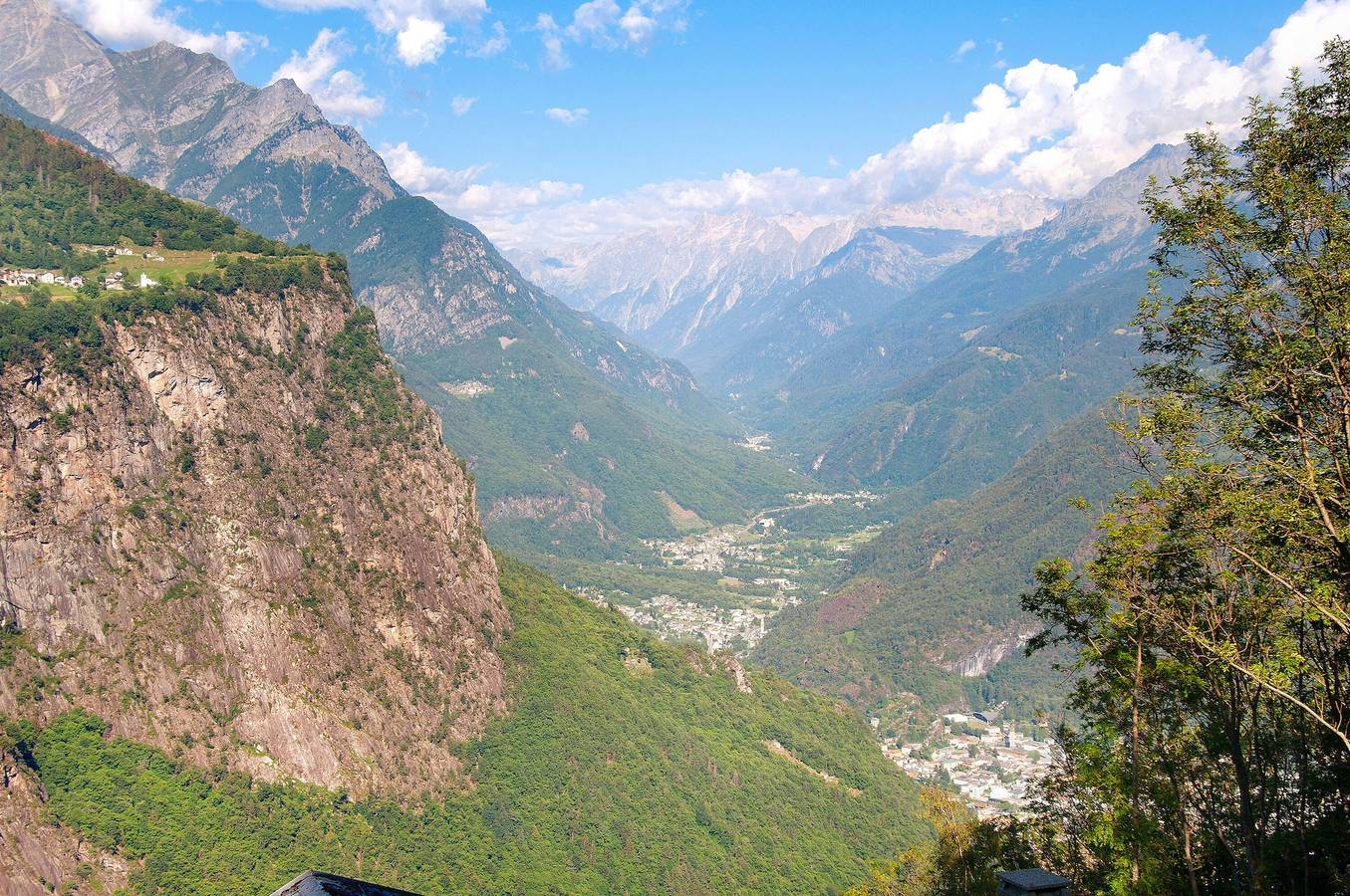 Entire apartment, Apartment "Sweet Somma Mountain Lodge 2" with Mountain View, Private Terrace & Wi-Fi in San Giacomo Filippo, Valtellina